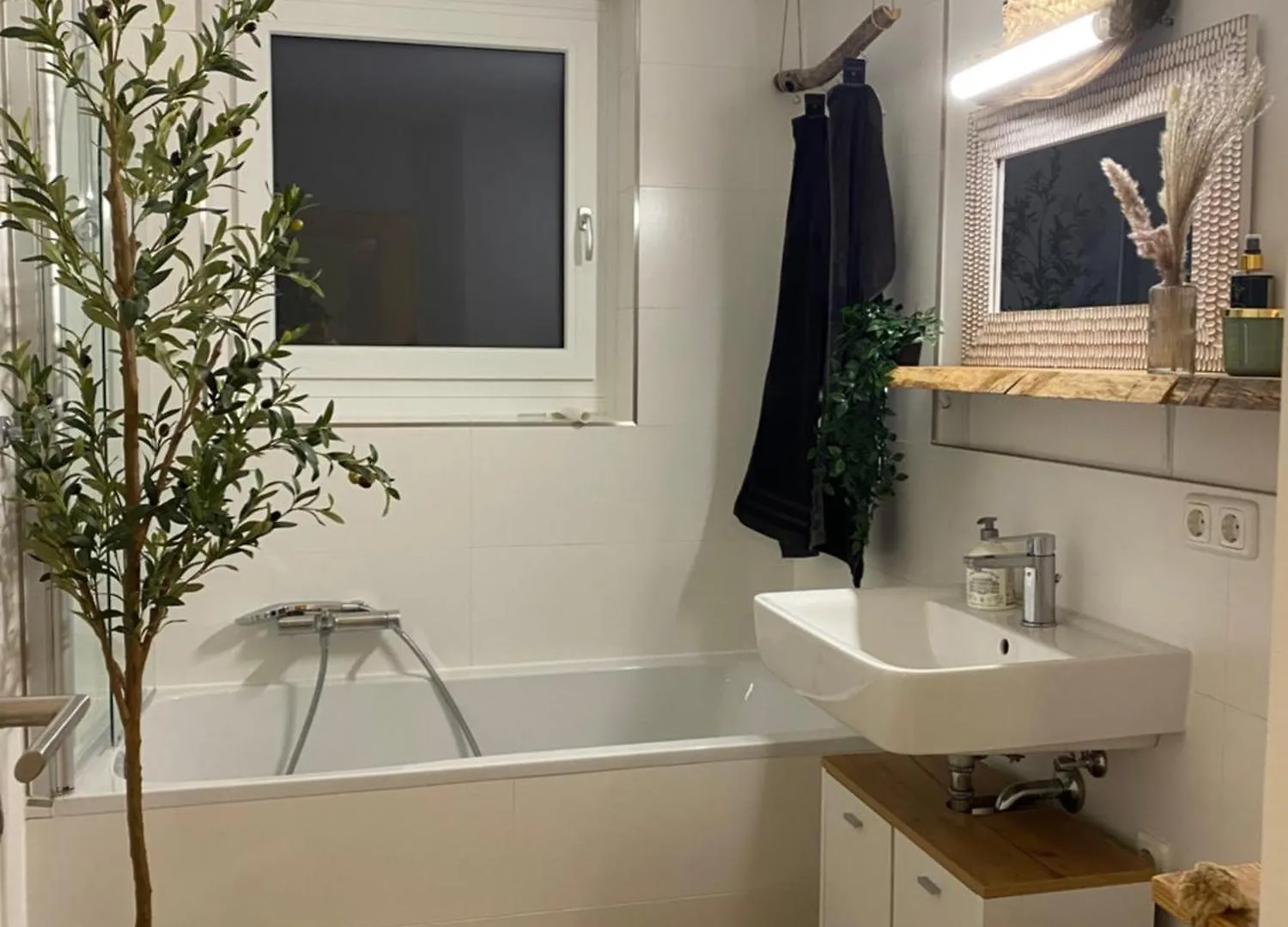 Stylisches Apartment Mit Dachterrasse Und Whirlpool Gersthofen