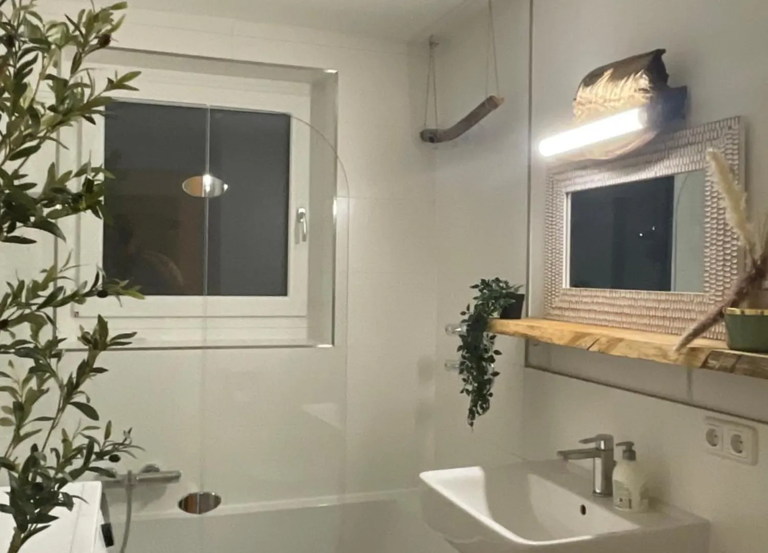 Stylisches Apartment Mit Dachterrasse Und Whirlpool Gersthofen 0*,  Duitsland